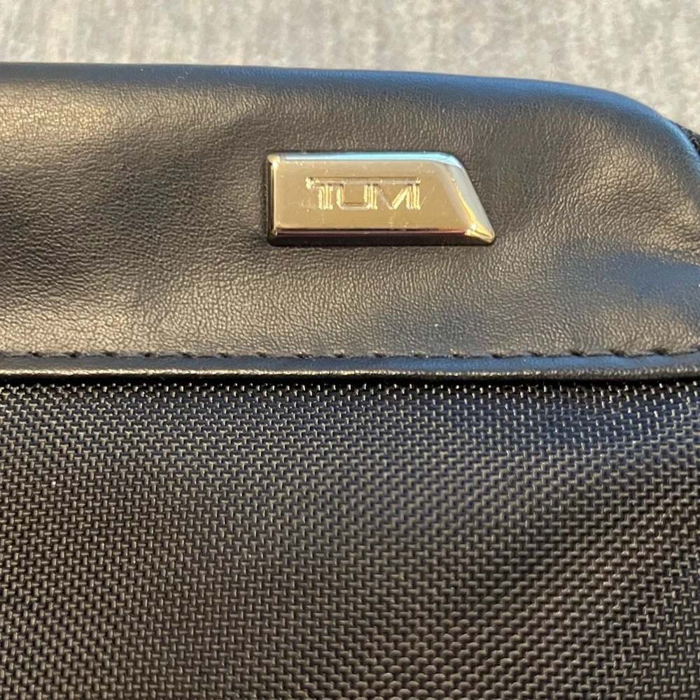 Tumi for Delta amenity toiletry travel bag lightweight business class‎ black